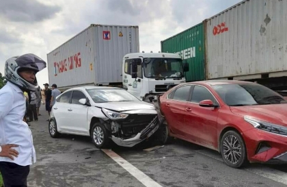 Ảnh TNGT: Công-ten-nơ dồn hai ô tô đang dừng vì tai nạn